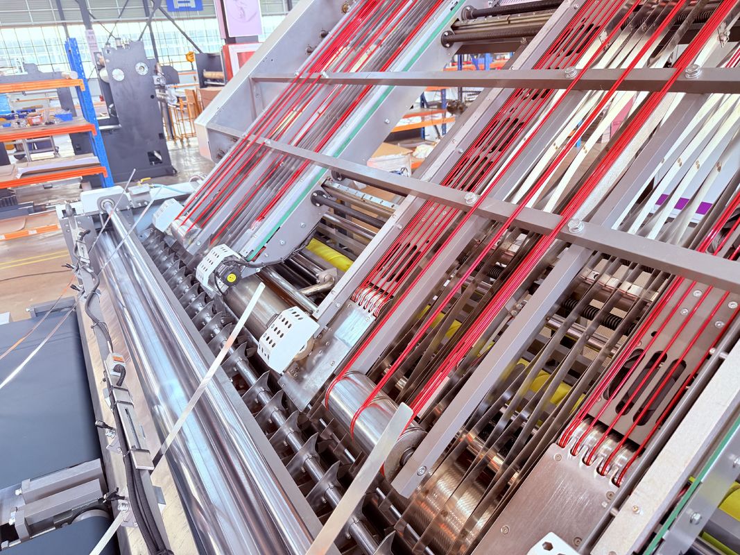 Μηχανή Συγκόλλησης Αυλακώσεων Προαιρετικού Συστήματος, Αυτόματη Μηχανή Επικάλυψης Αυλακώσεων που Προσφέρει Αυτοματοποιημένο Έλεγχο για τη Συναρμολόγηση Κυματοειδούς Χαρτονιού