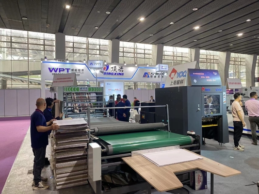 Αυτόματη υψηλή Laminator φλαούτων ακρίβειας μηχανή για το ζαρωμένο χαρτόνι
